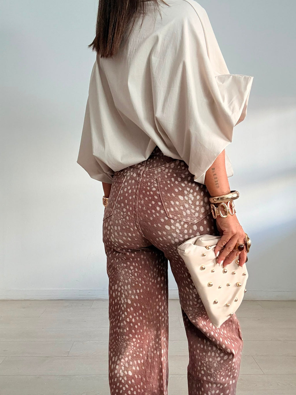 PANTALÓN VAQUERO MANCHITAS MARRÓN