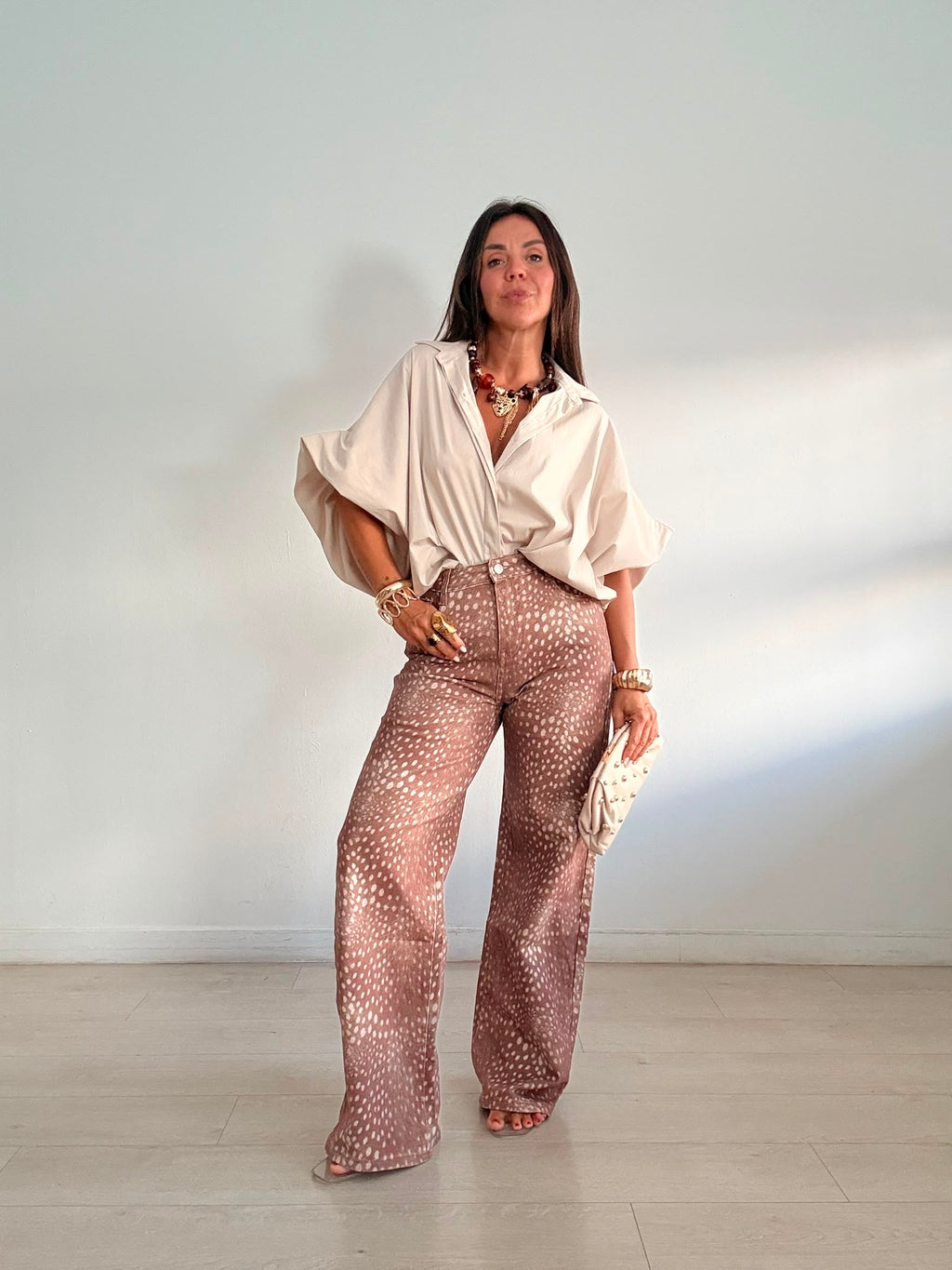 PANTALÓN VAQUERO MANCHITAS MARRÓN