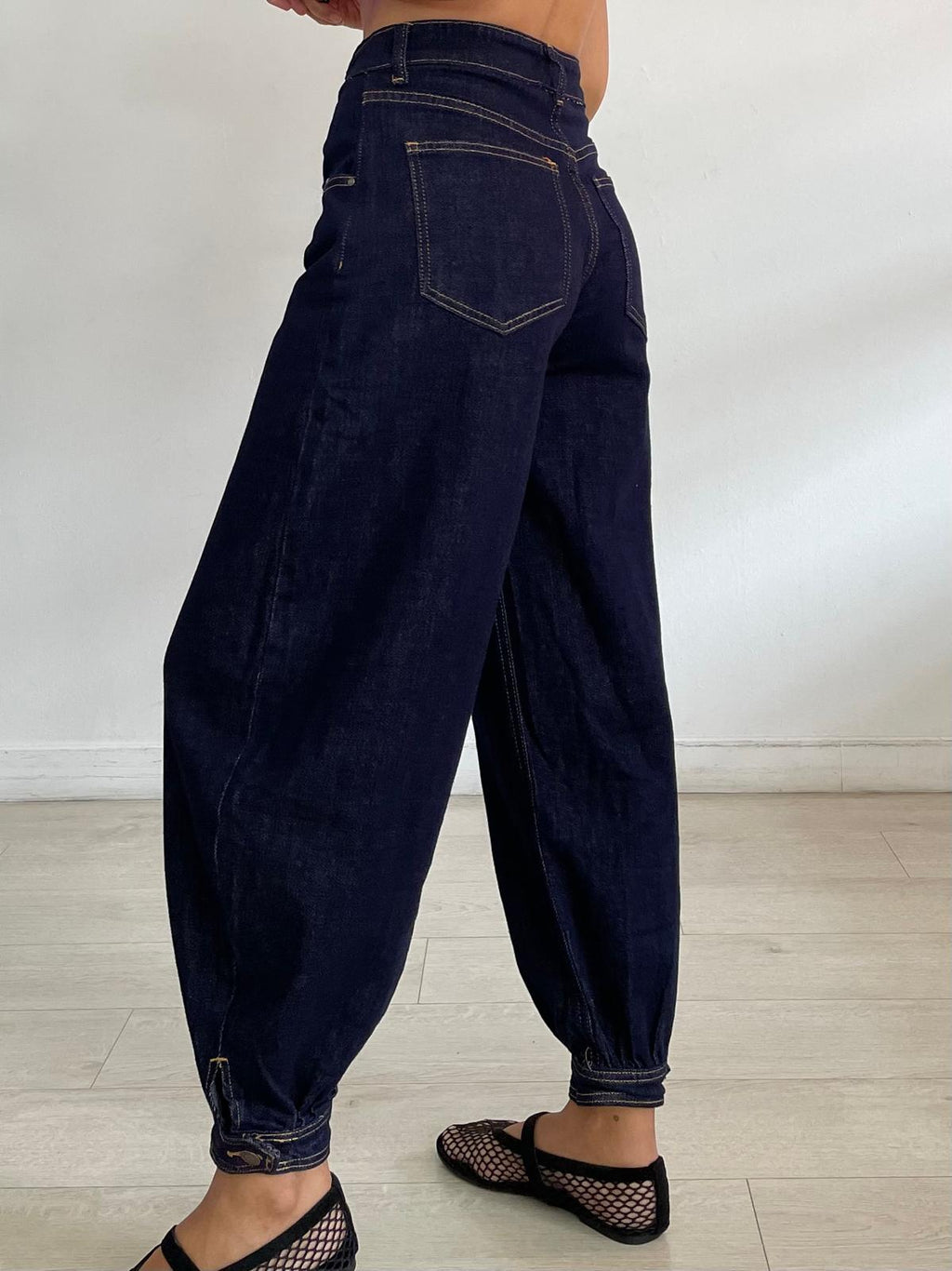 JEANS OSCUROS COGIDOS AL TOBILLO