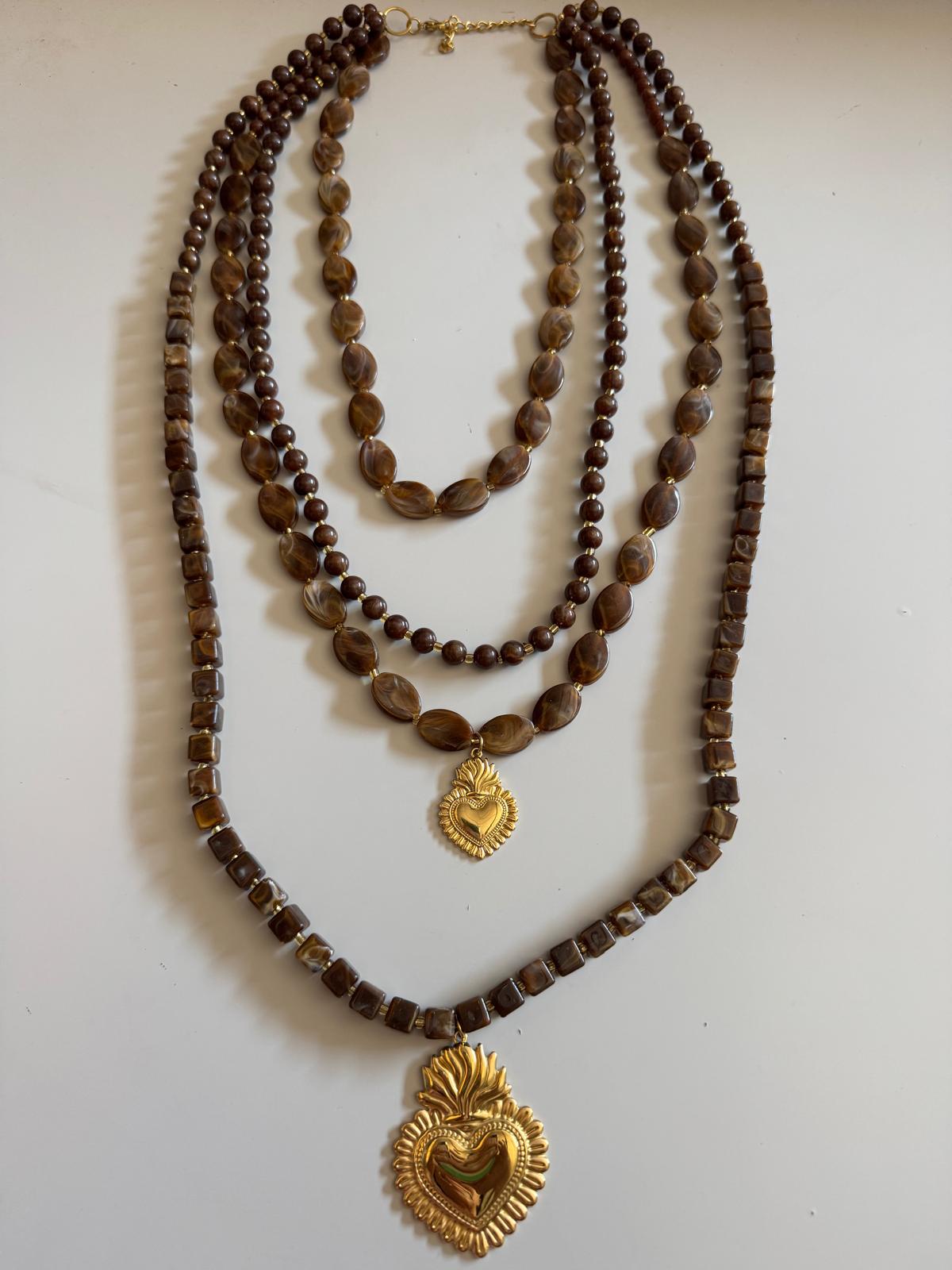 COLLAR MARRÓN CORAZONES DORADOS