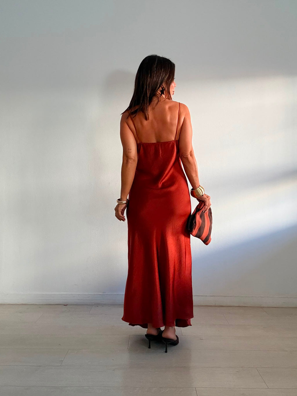 VESTIDO LARGO SATINADO BASIC