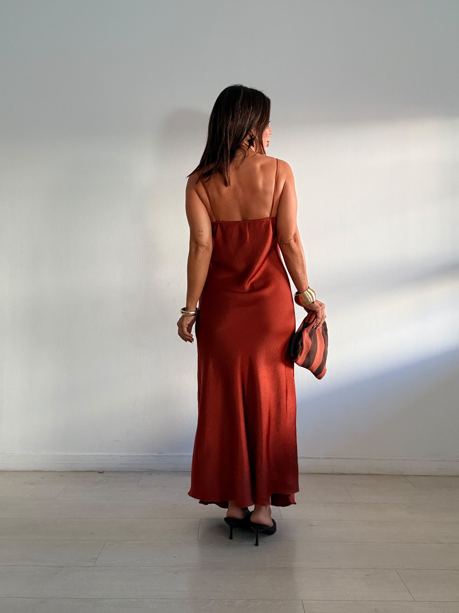 VESTIDO LARGO SATINADO BASIC