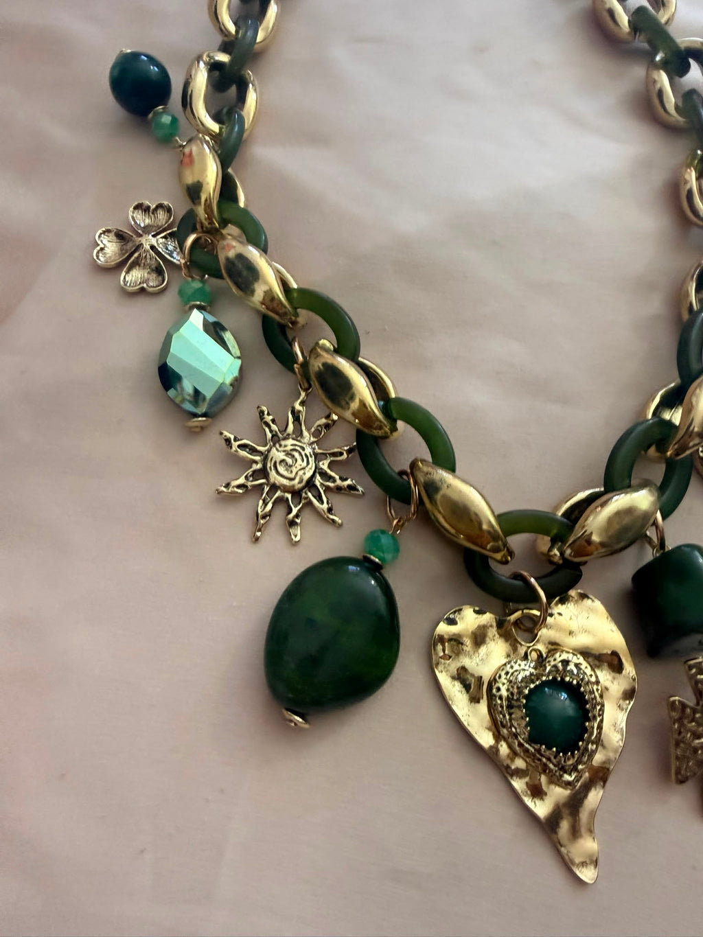 COLLAR PIEDRAS VERDES + CORAZON