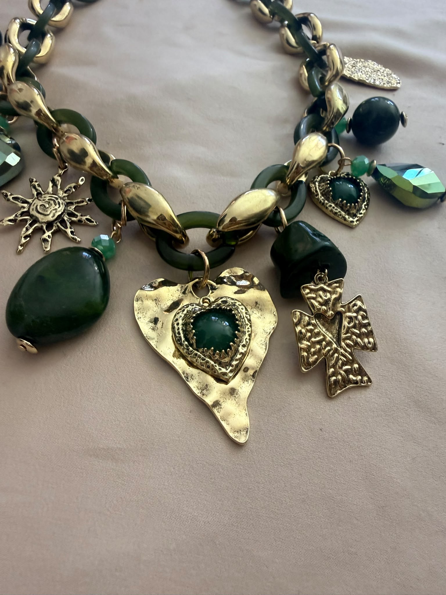 COLLAR PIEDRAS VERDES + CORAZON