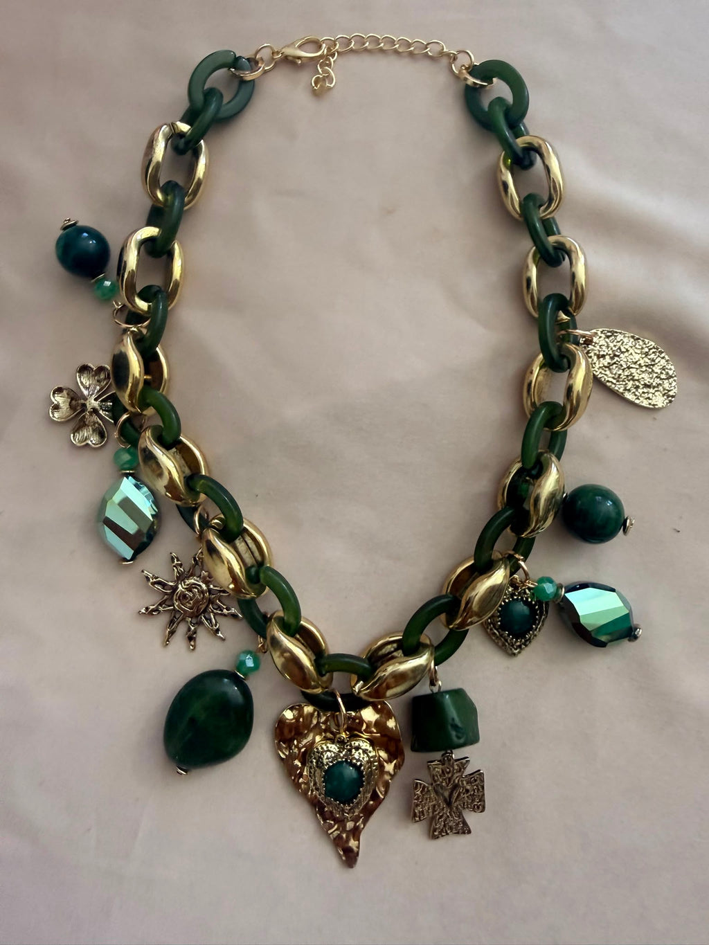 COLLAR PIEDRAS VERDES + CORAZON