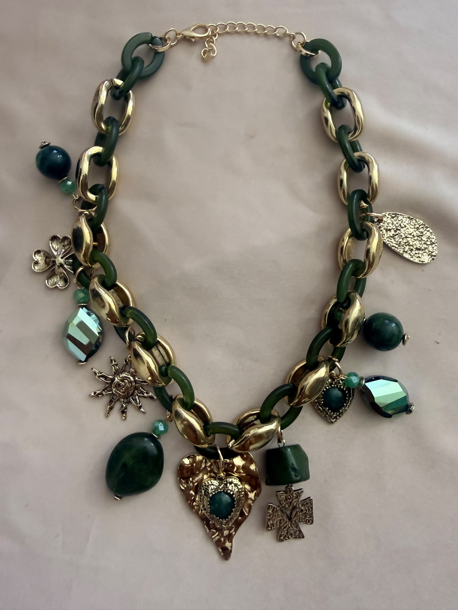 COLLAR PIEDRAS VERDES + CORAZON