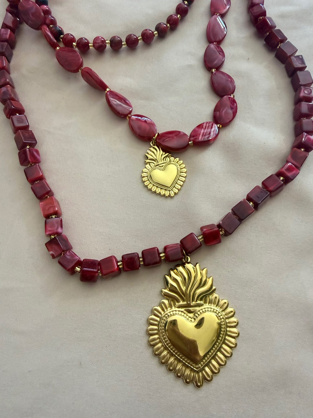 COLLAR GRANATE CORAZONES DORADOS