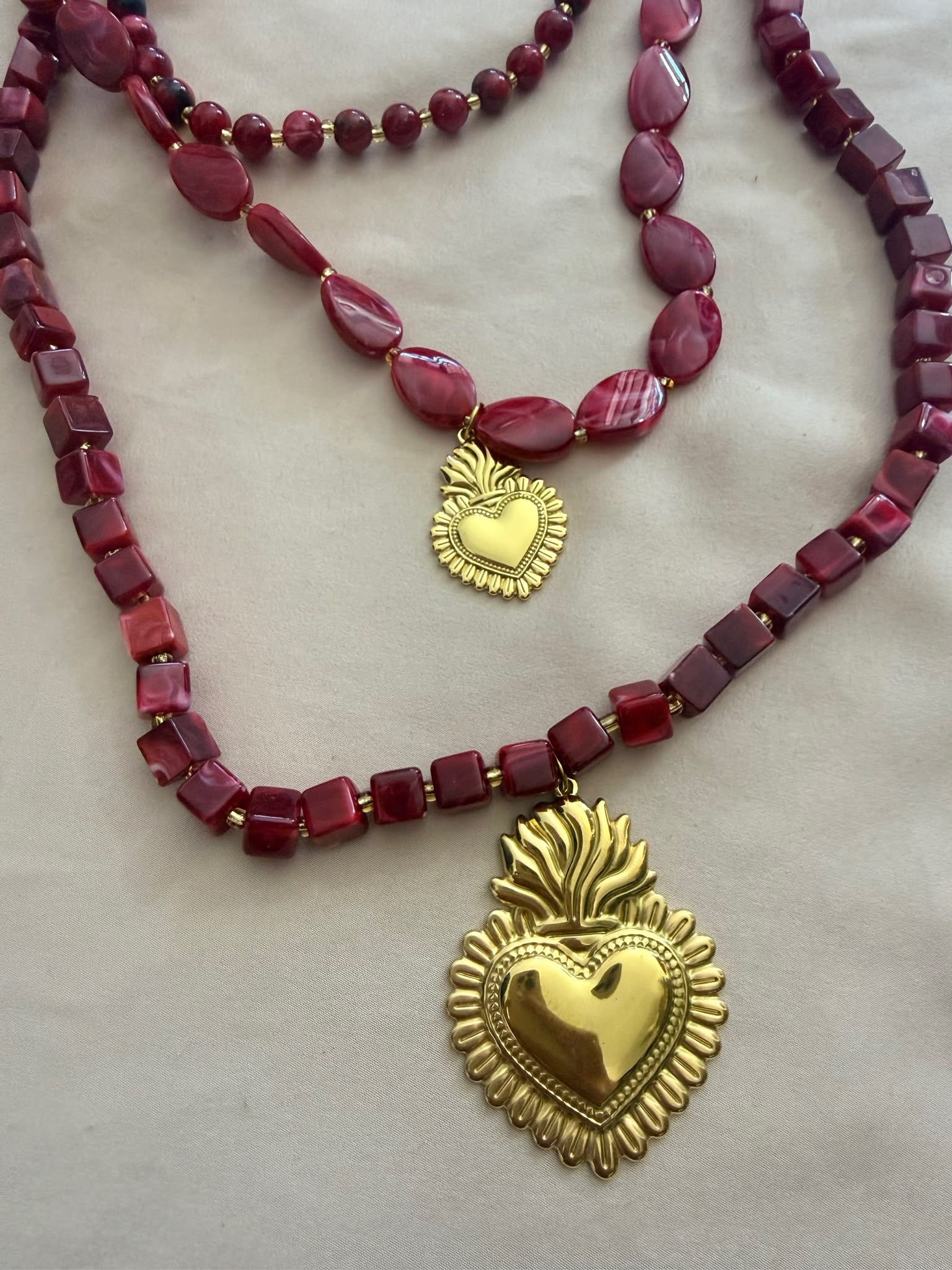 COLLAR GRANATE CORAZONES DORADOS