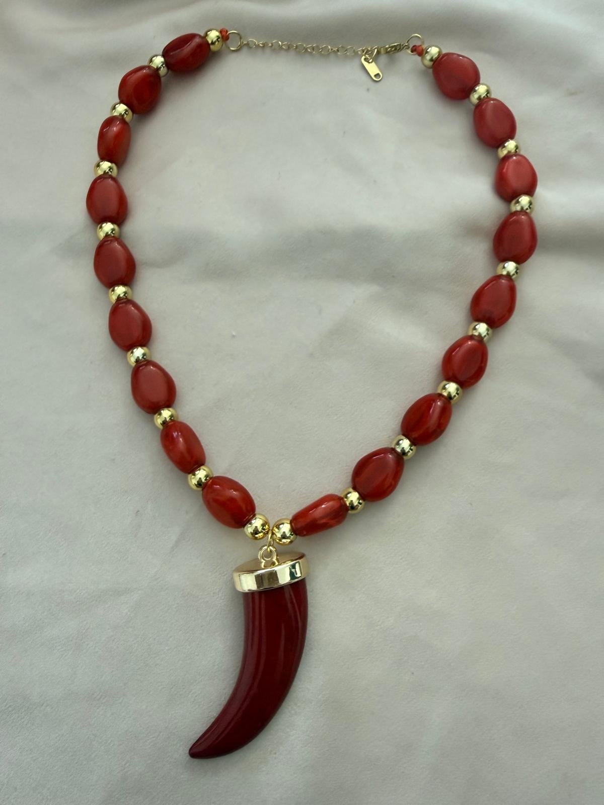 COLLAR CUERNO Y PIEDRAS ROJAS