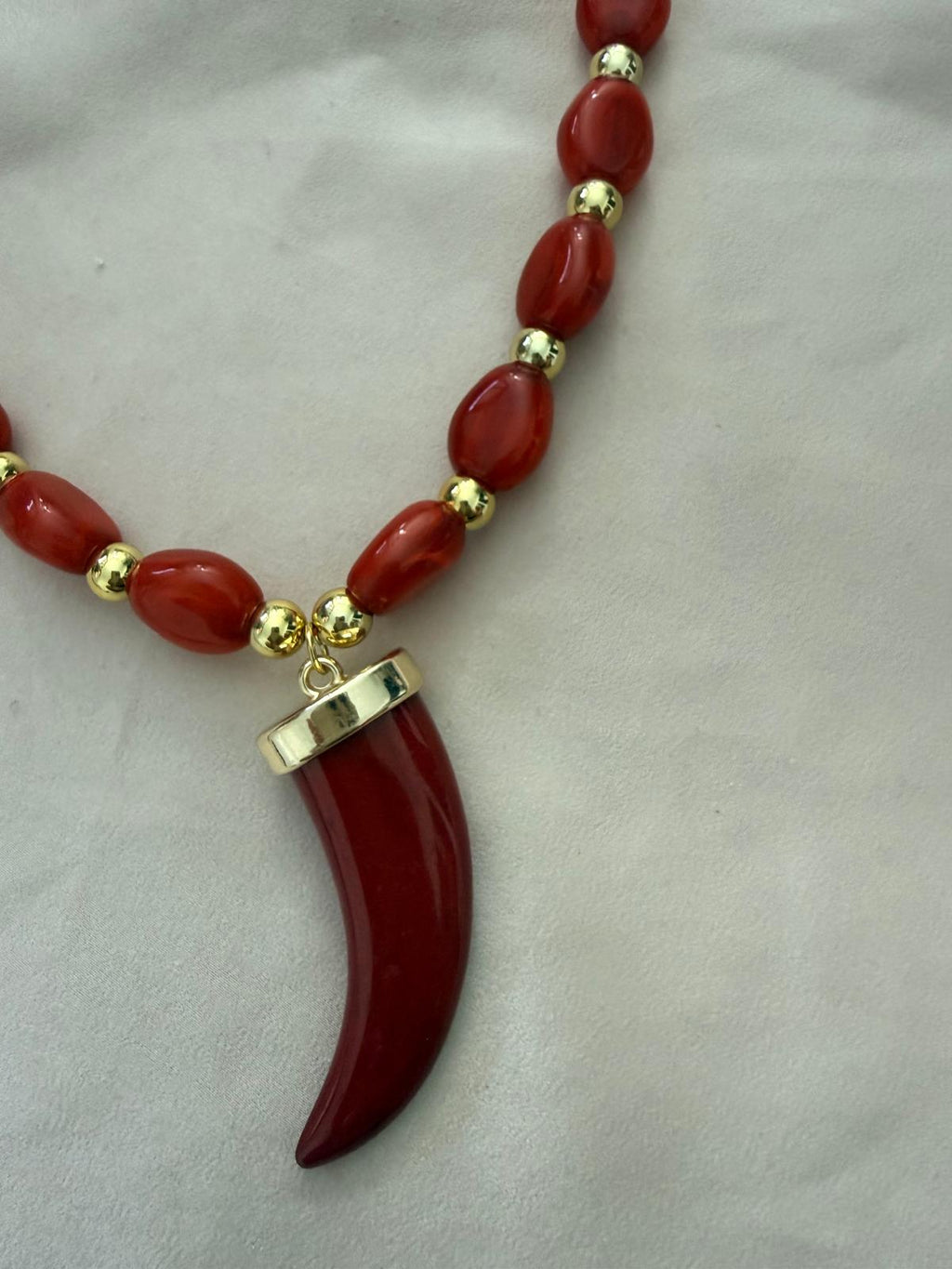 COLLAR CUERNO Y PIEDRAS ROJAS