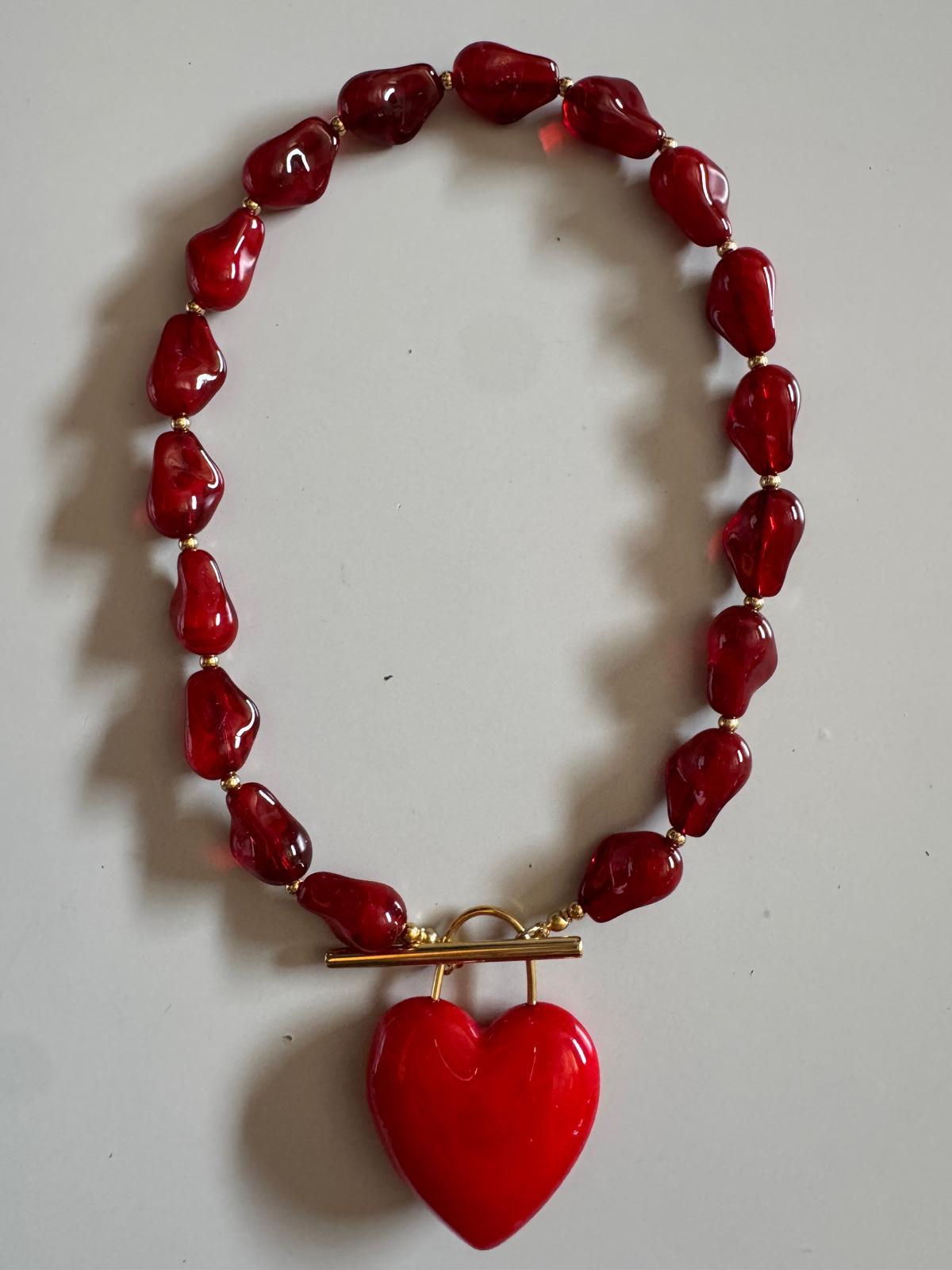 COLLAR CORAZÓN + PIEDRAS ROJAS