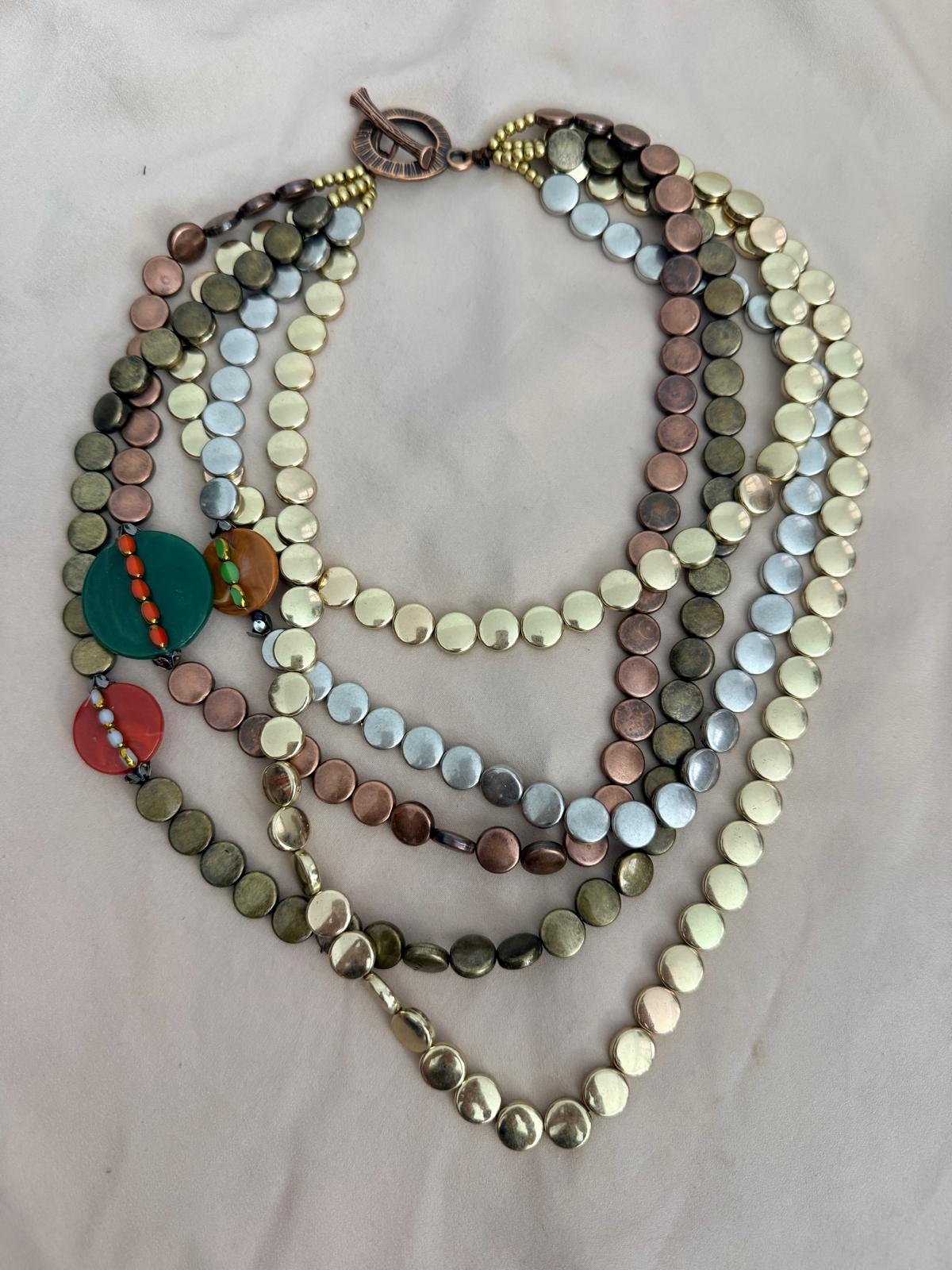 COLLAR MULTICAPA NACARADO