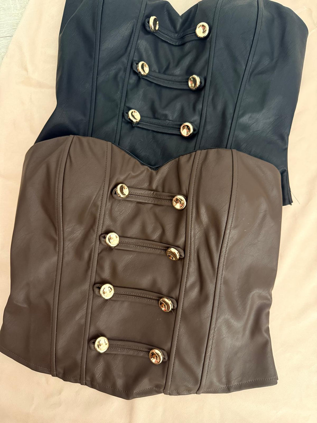 TOP EFECTO PIEL BOTONES DORADOS