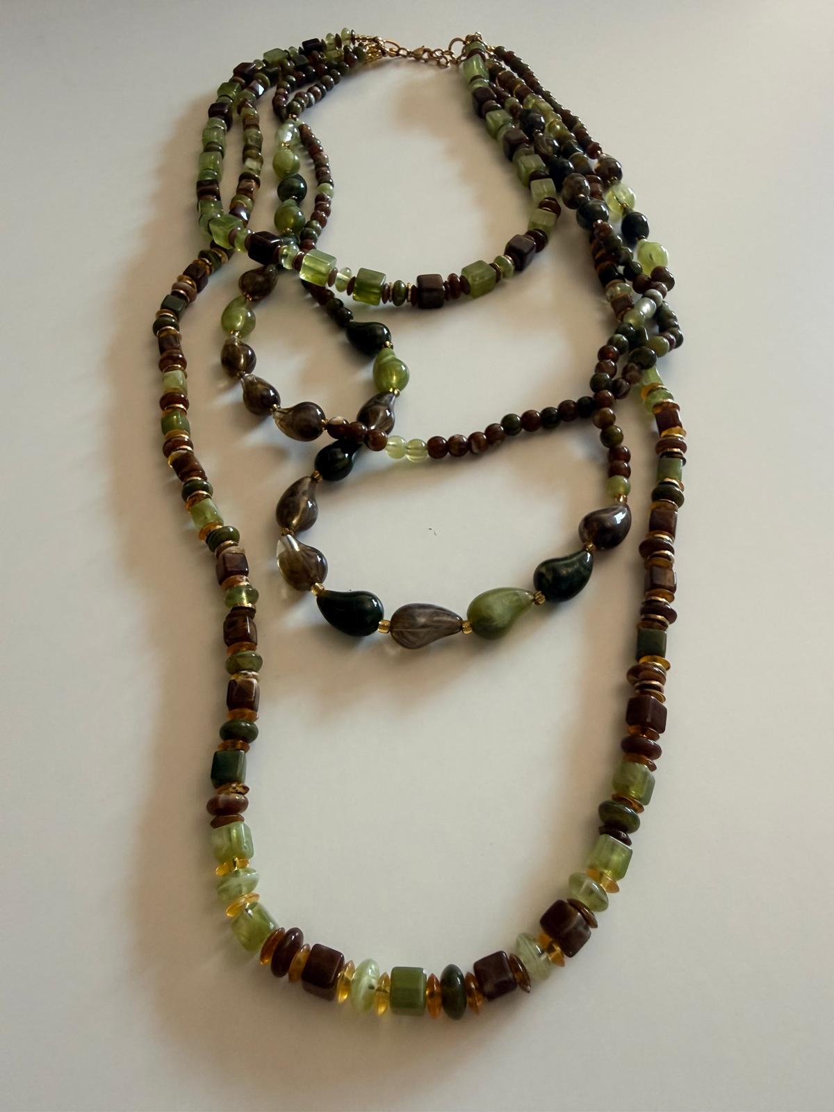 COLLAR MULTICAPA CUENTAS VERDE