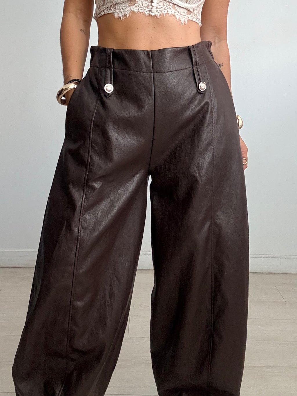 PANTALÓN BOTONES EFECTO PIEL BALLOON