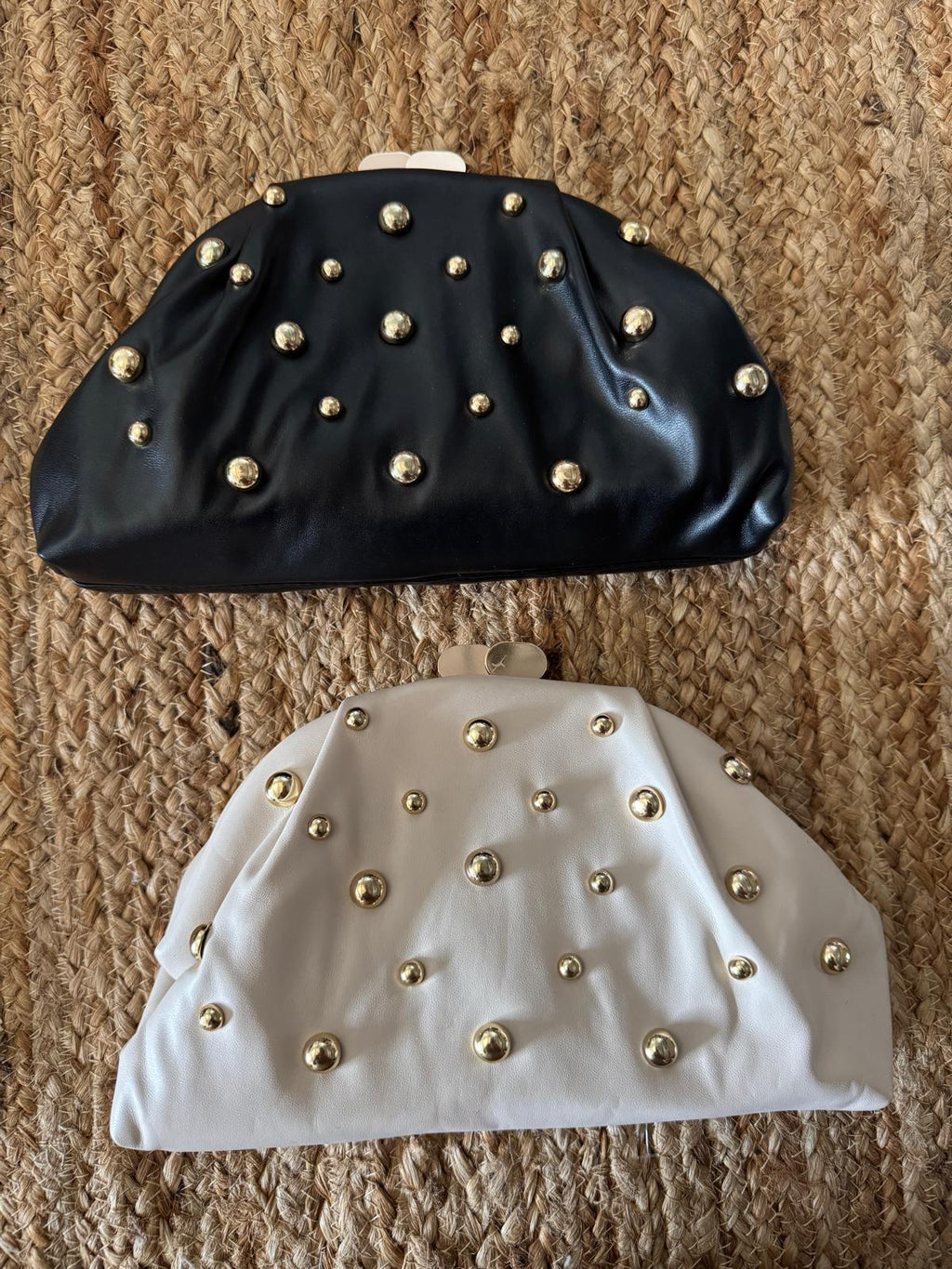 BOLSO DE MANO MANO TACHAS DORADAS