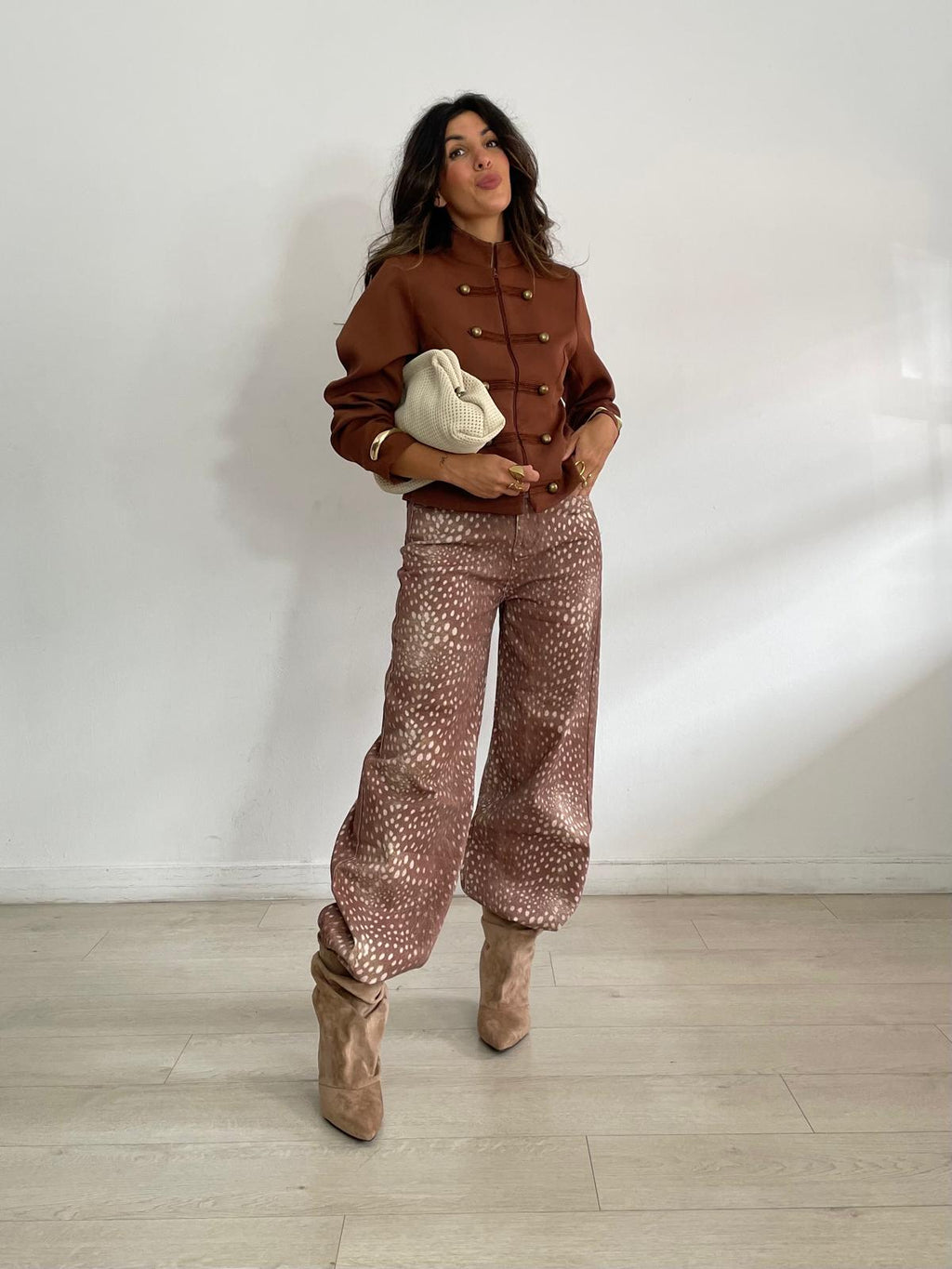 PANTALÓN VAQUERO MANCHITAS MARRÓN