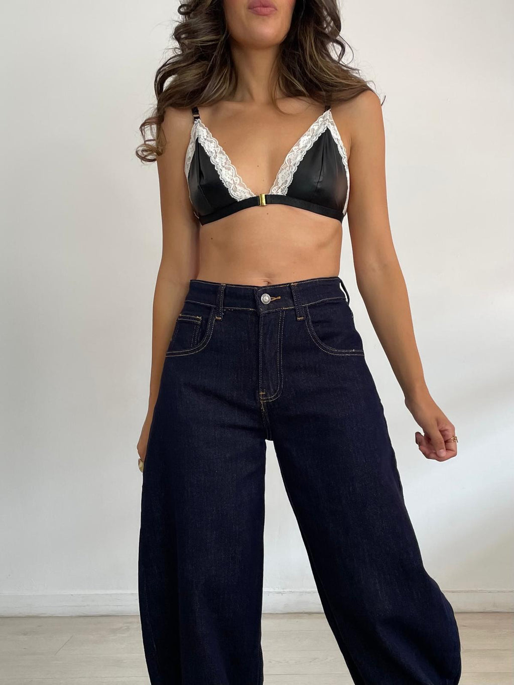 JEANS OSCUROS COGIDOS AL TOBILLO
