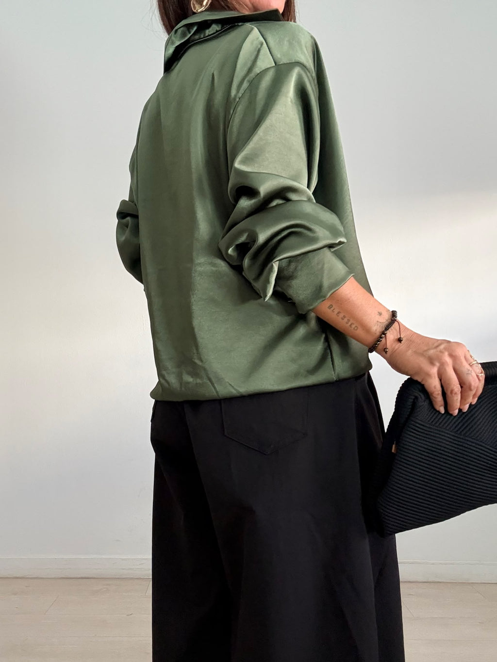 BLUSA SATINADA + BOTÓN CRUZADO