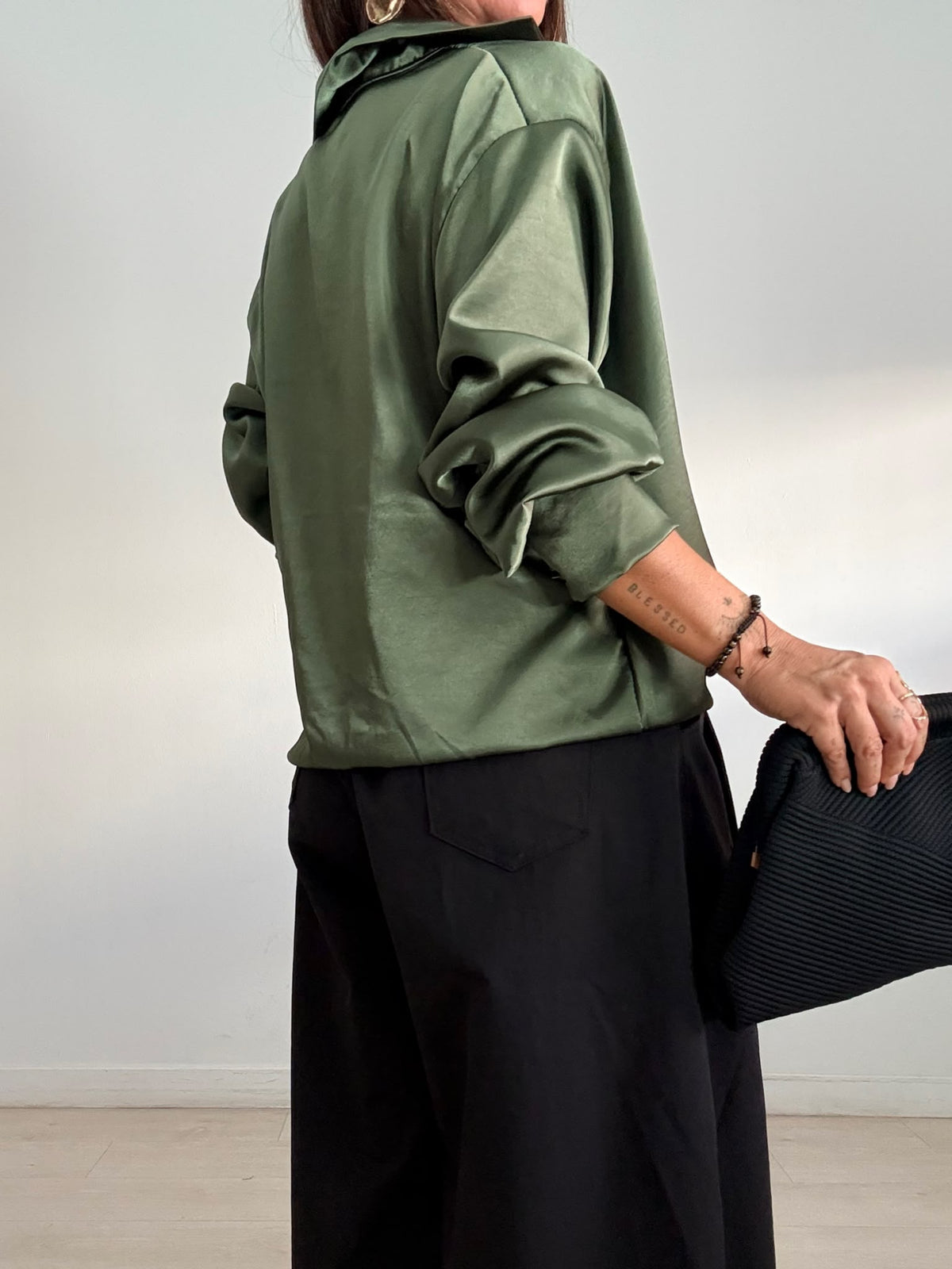BLUSA SATINADA + BOTÓN CRUZADO
