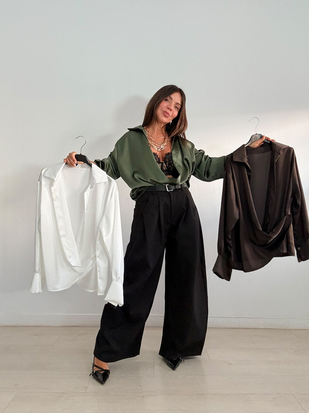 BLUSA SATINADA + BOTÓN CRUZADO