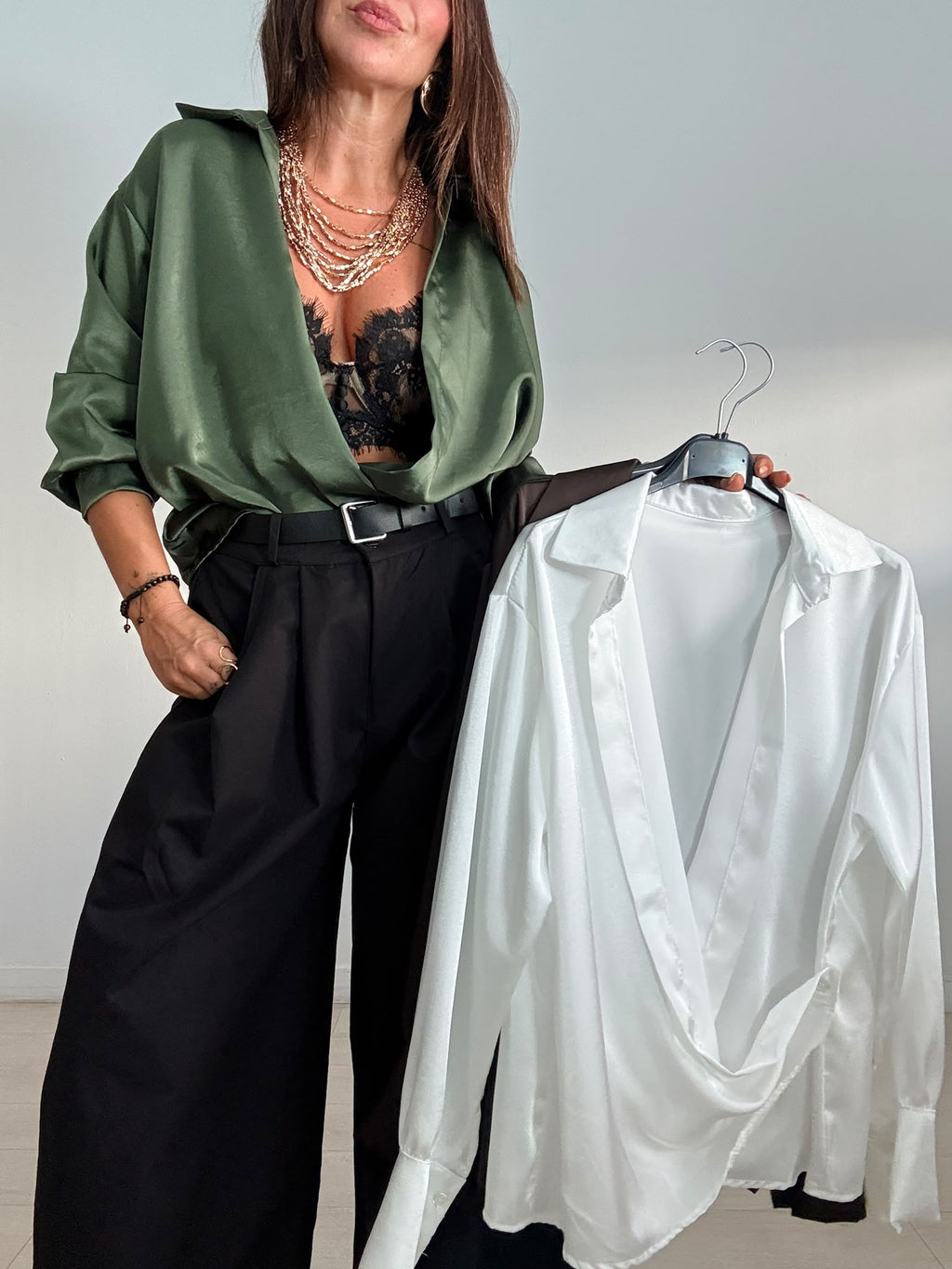 BLUSA SATINADA + BOTÓN CRUZADO