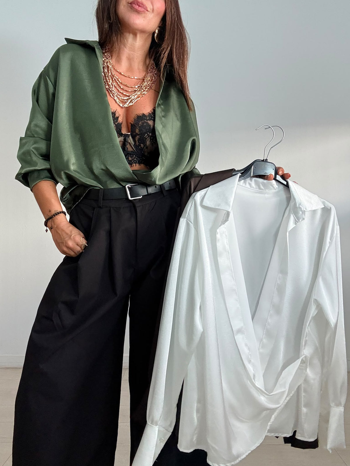 BLUSA SATINADA + BOTÓN CRUZADO