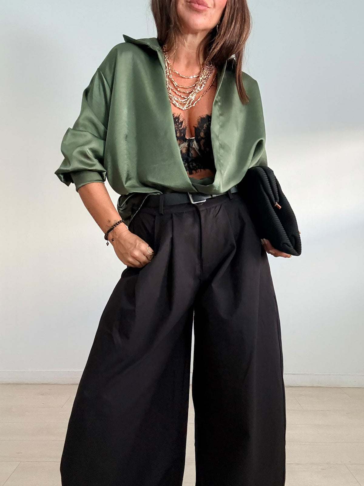 BLUSA SATINADA + BOTÓN CRUZADO
