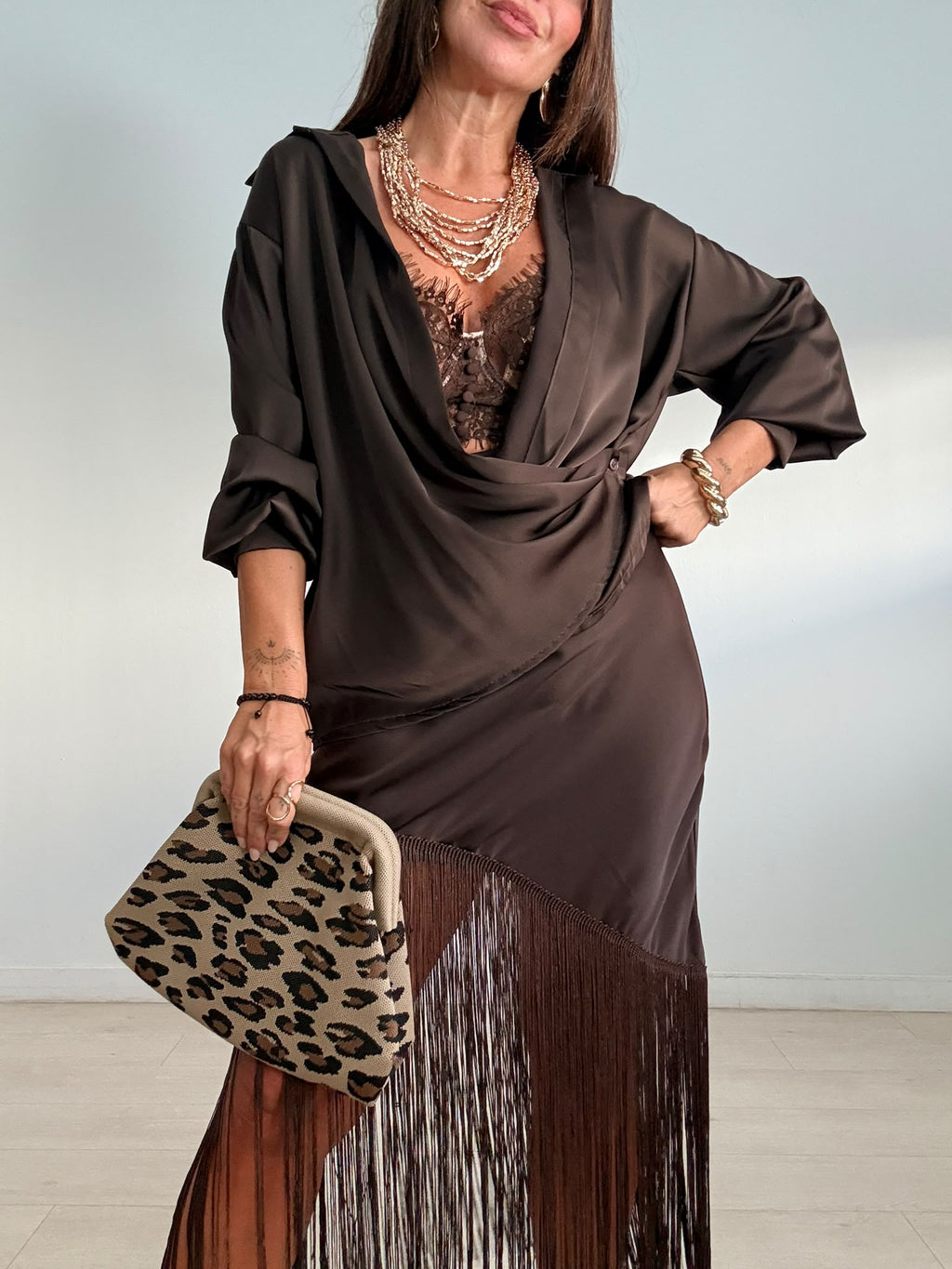 BLUSA SATINADA + BOTÓN CRUZADO