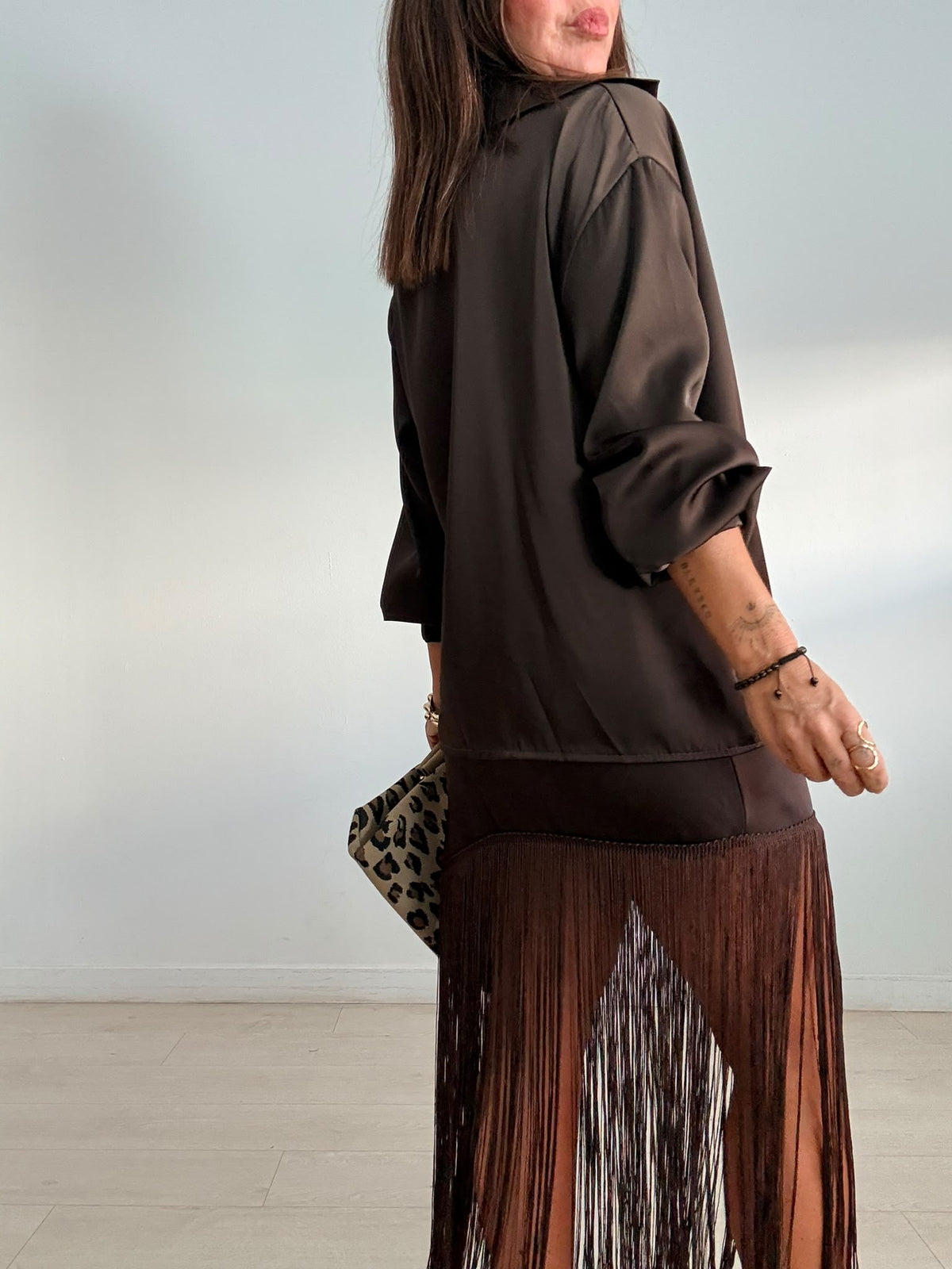 BLUSA SATINADA + BOTÓN CRUZADO