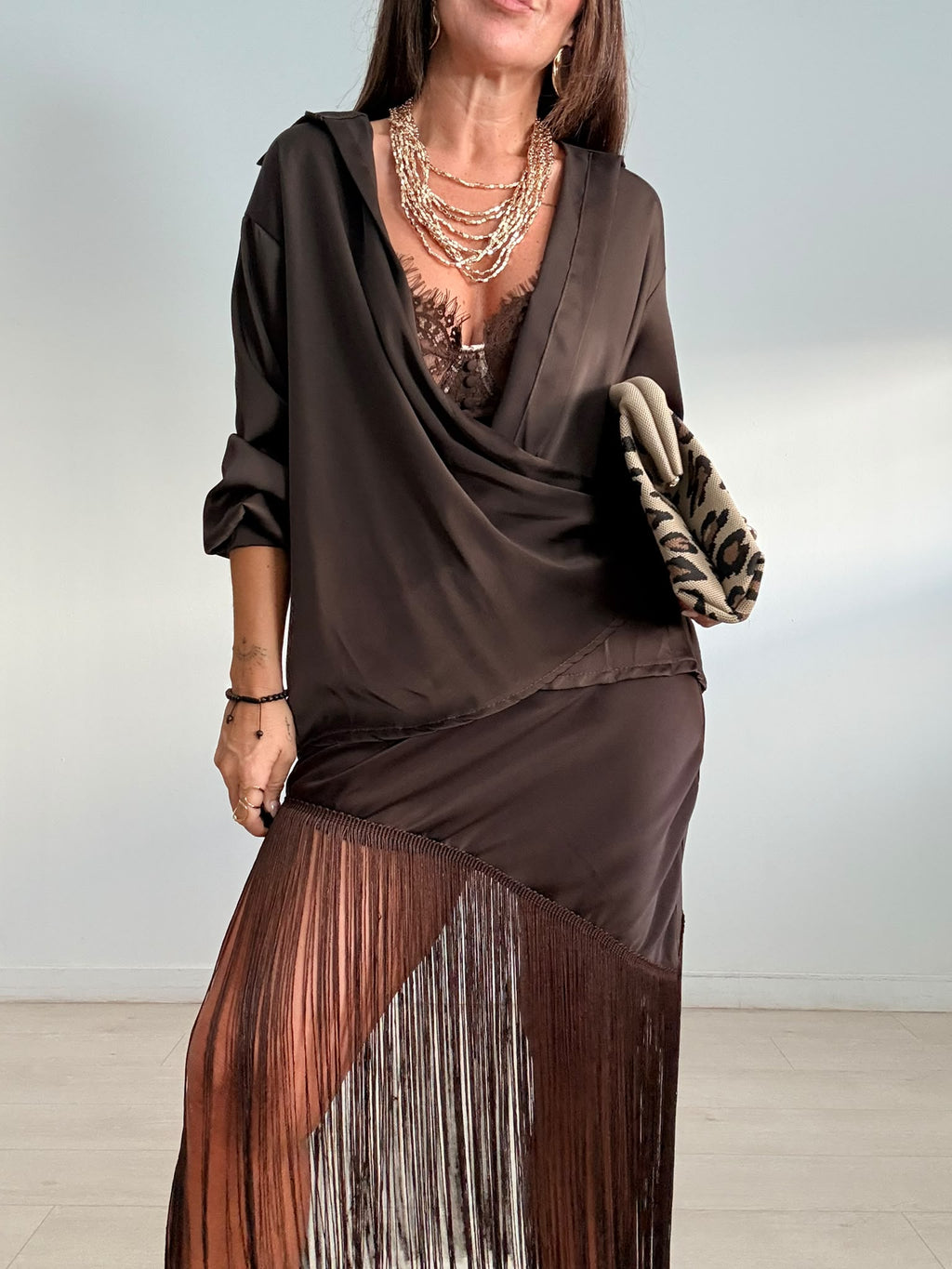 BLUSA SATINADA + BOTÓN CRUZADO
