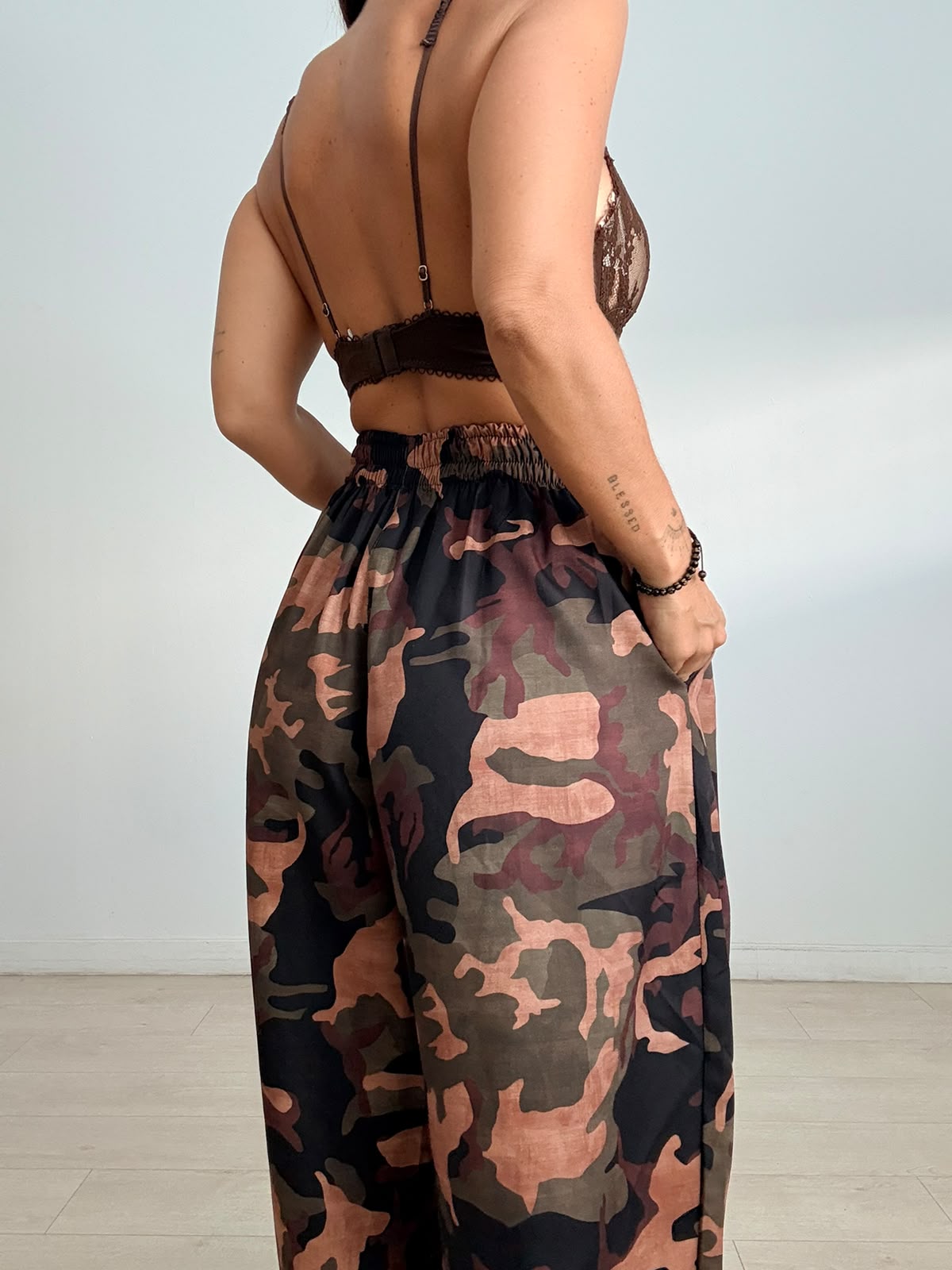 PANTALÓN CINTURA PICOS CAMUFLAJE