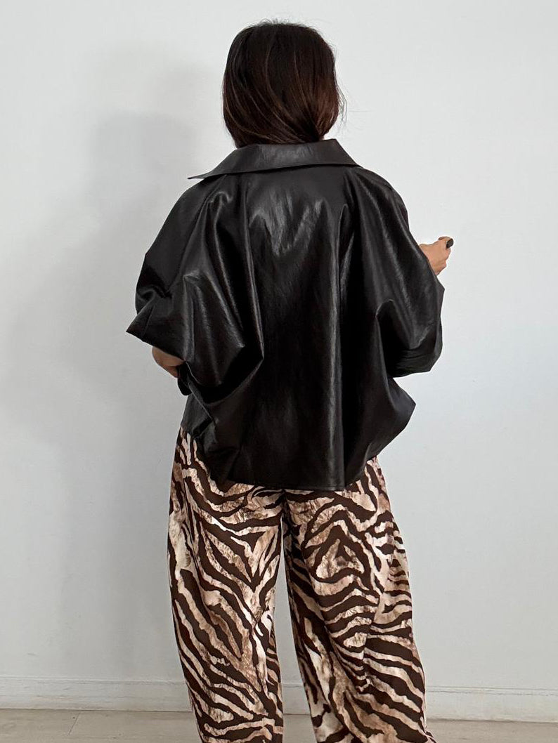 BLUSA OVERSIZE EFECTO PIEL ABOTONADA