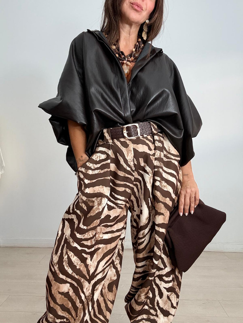 BLUSA OVERSIZE EFECTO PIEL ABOTONADA