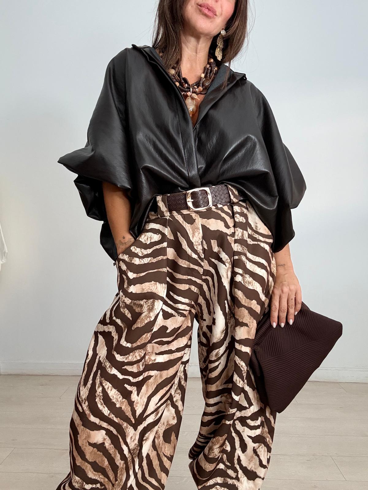 BLUSA OVERSIZE EFECTO PIEL ABOTONADA
