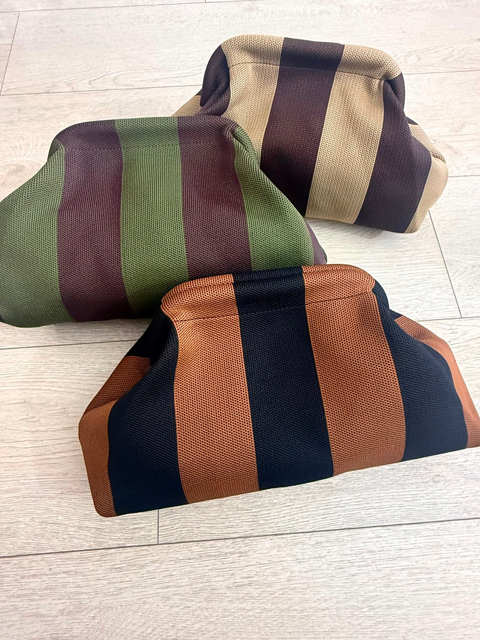 BOLSO CLUTCH RAYAS COMBINADO