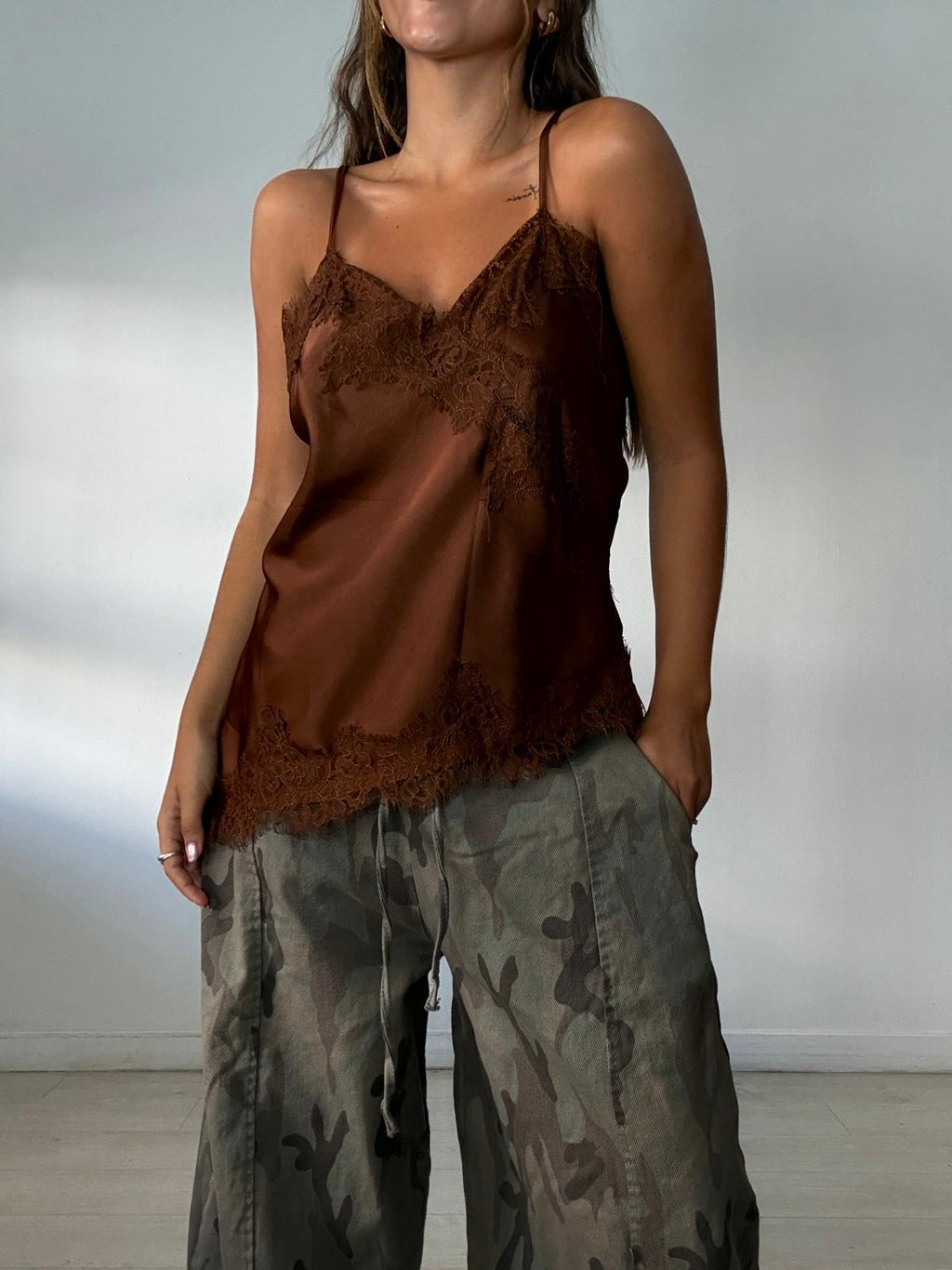 BLUSA SATÉN PICO + PUNTILLA