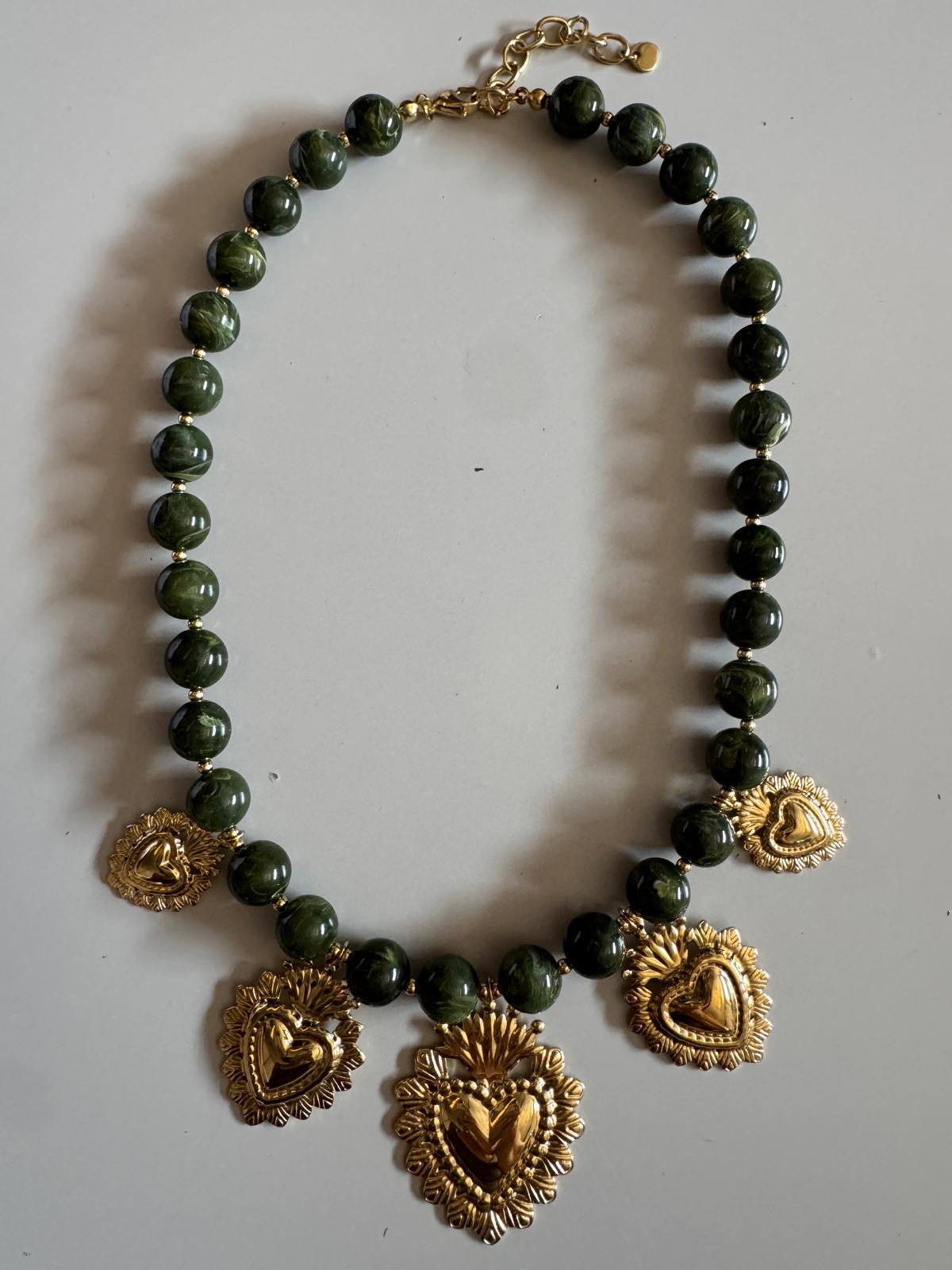 Collar perlas verdes & corazones dorados