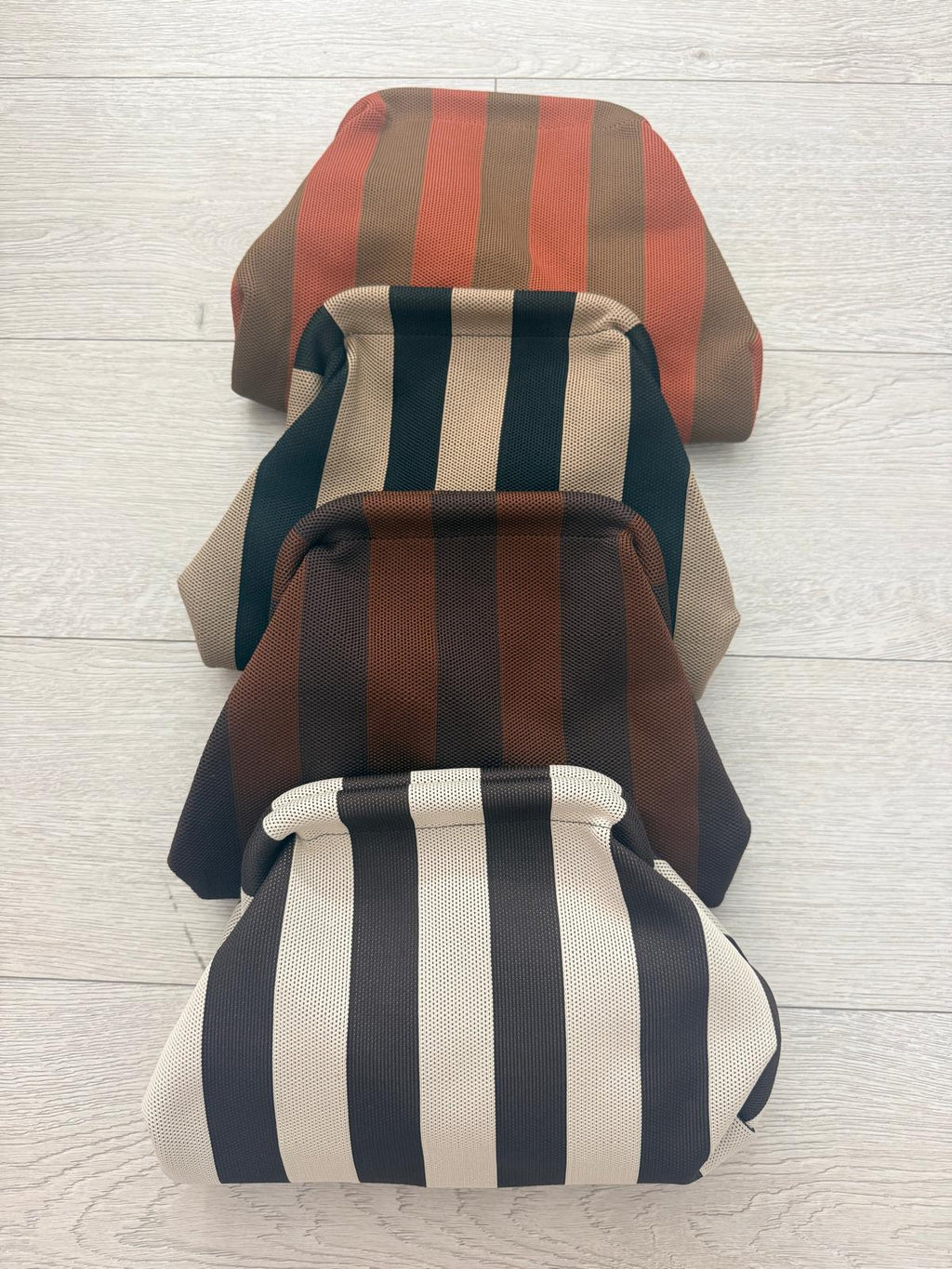 BOLSO CLUTCH RAYITAS