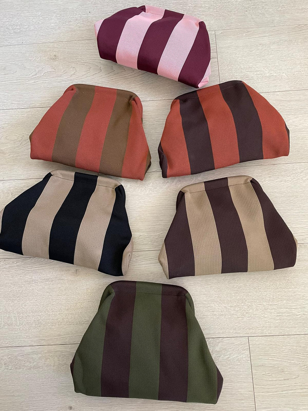 BOLSO CLUTCH RAYAS COMBINADO