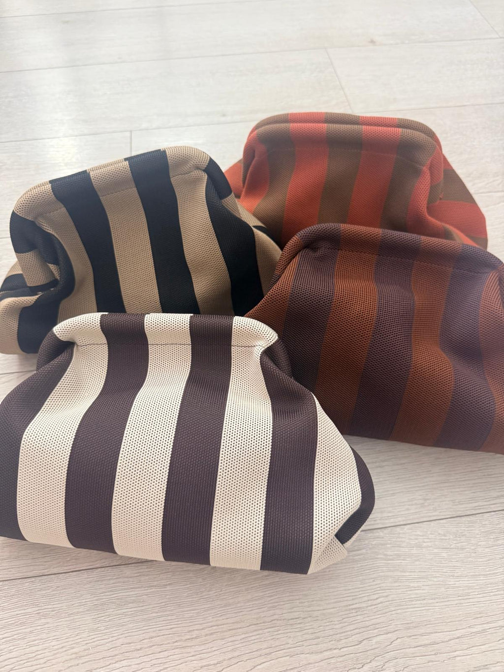 BOLSO CLUTCH RAYITAS